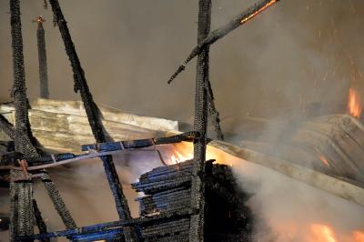 4 Verletzte bei Vollbrand eines landwirtschaftlichen Gebaeudes in Schwaebisch Hall
